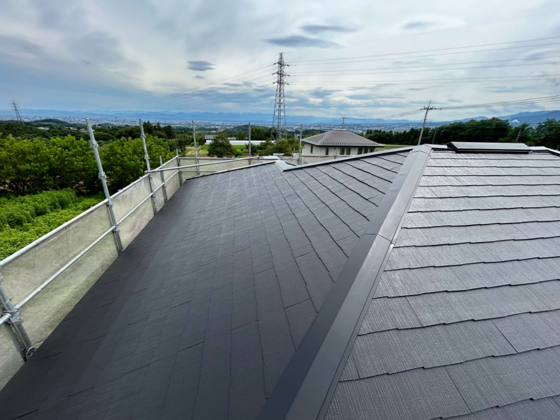 渋川市のコロニアル屋根の塗装遮熱シリコン塗装Before　After