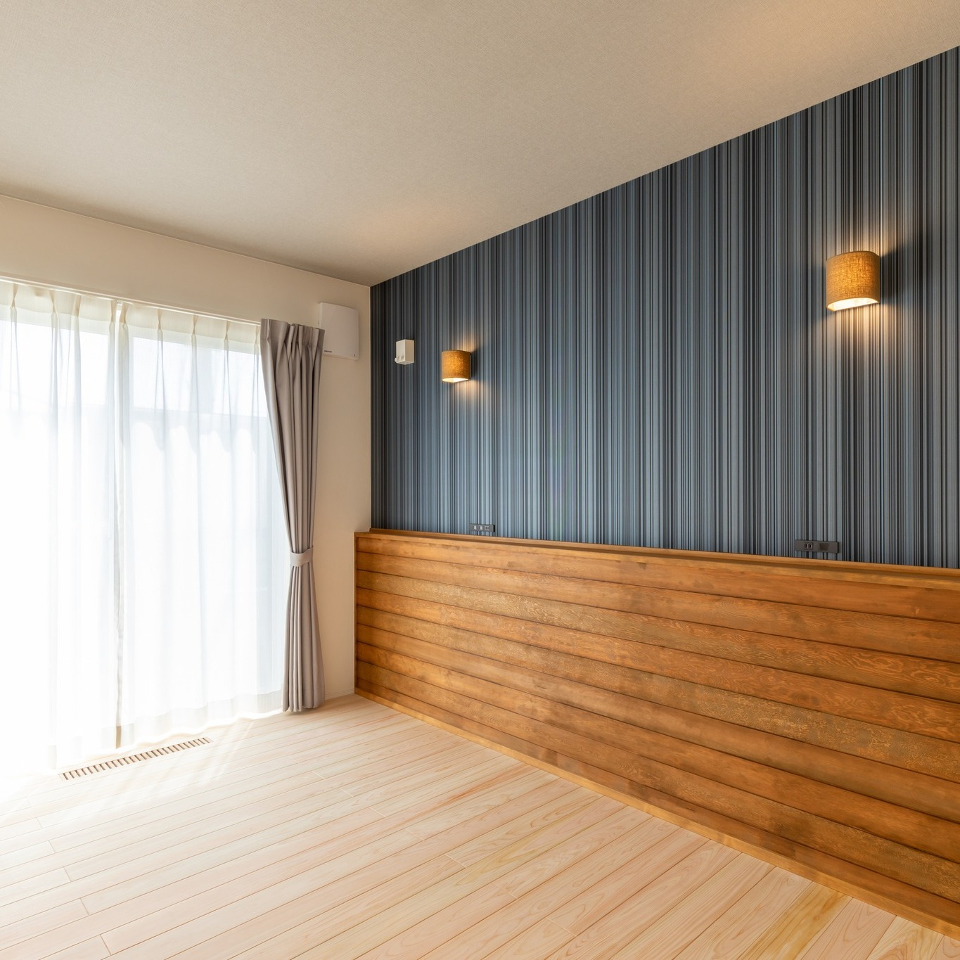 温かな照明と木目壁が調和するおしゃれなお部屋です✨