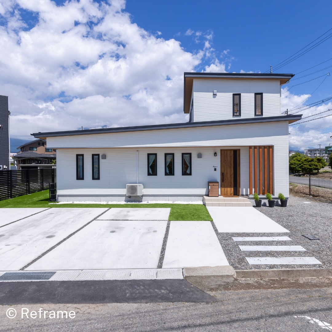白を基調に木のアクセントを効かせた、明るく上品な外観🏠