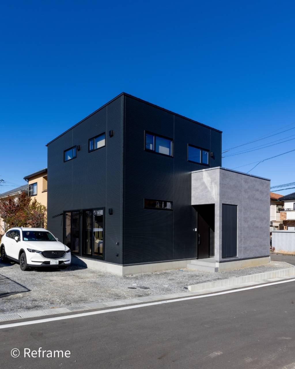 黒を基調にグレーをアクセントにした、スタイリッシュな外観🏠