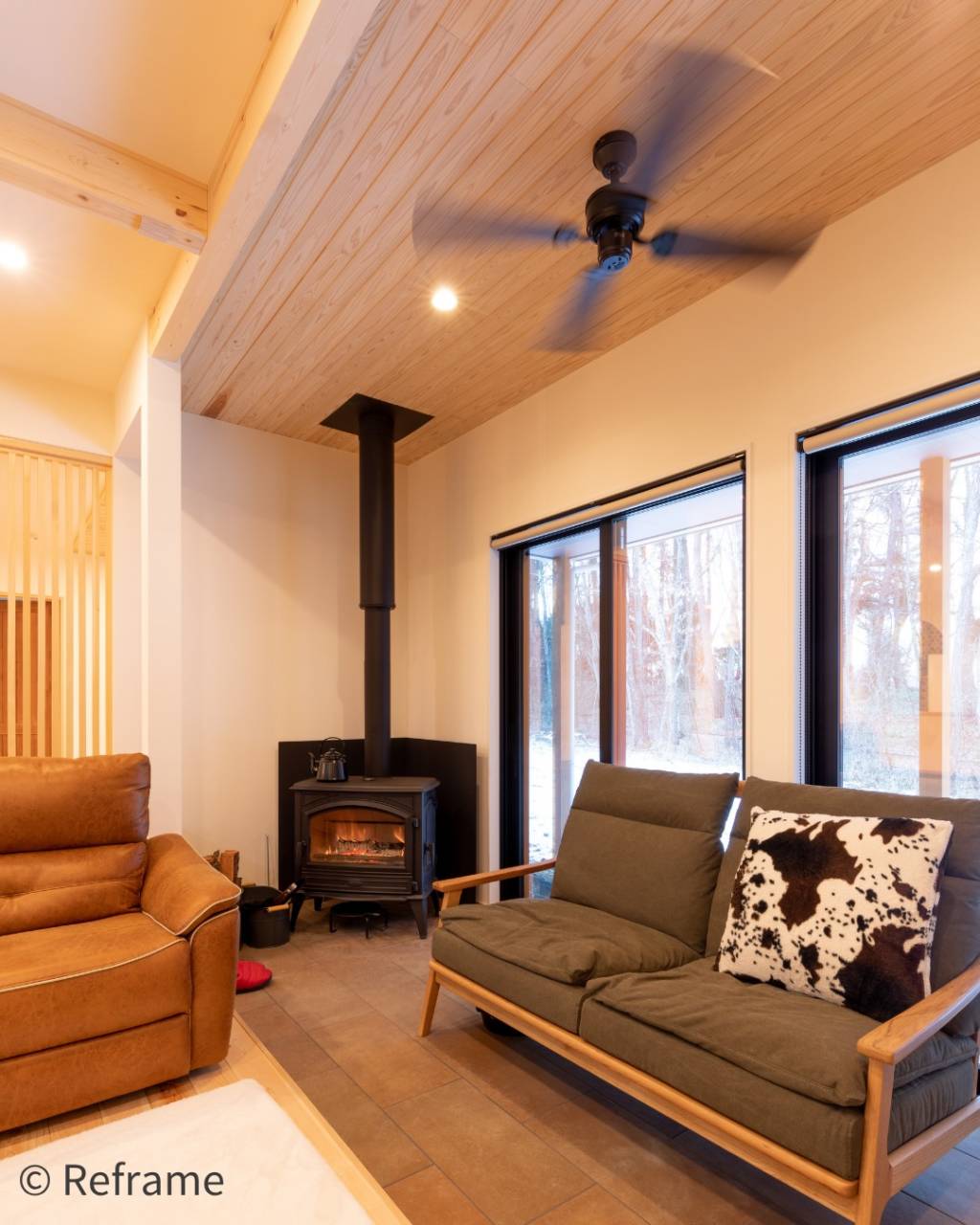 薪ストーブの炎が家族の時間をやさしく照らす団らん空間🌿